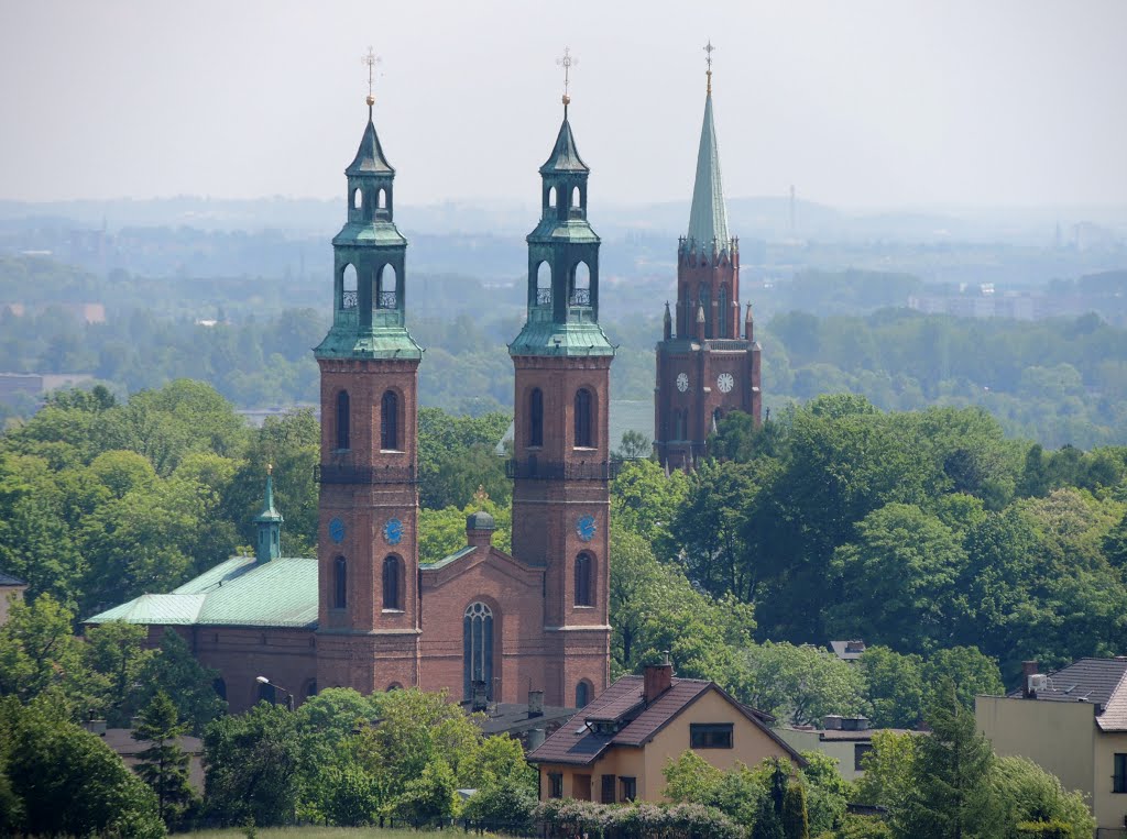 Bazylika Najświętszej Marii Panny i św. Bartłomiejarze, Wzgórze Kalwaryjskie  wieżą kościoła p.w.  Zmartwychwstania Pańskiego