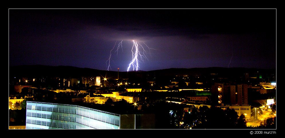 Panorama Kielc w czasie burzy - bardzo daleko widać zamek w Chęcinach (obok pioruna)