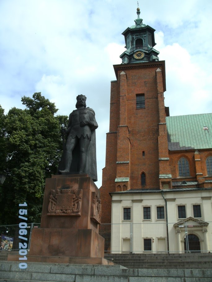 Gnesener Kathedrale mit König Boleslaw-Denkmal