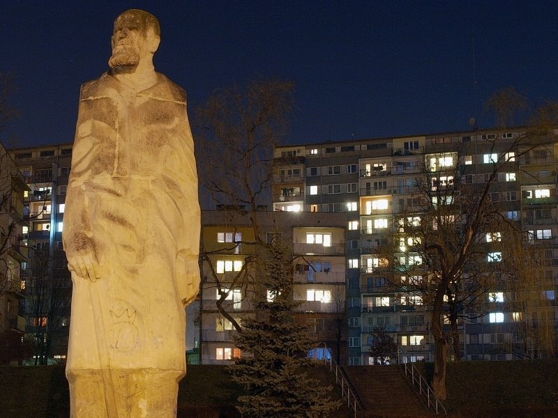 Skarżysko-Kamienna pomnik Staffa na tyłach Domu Kultury