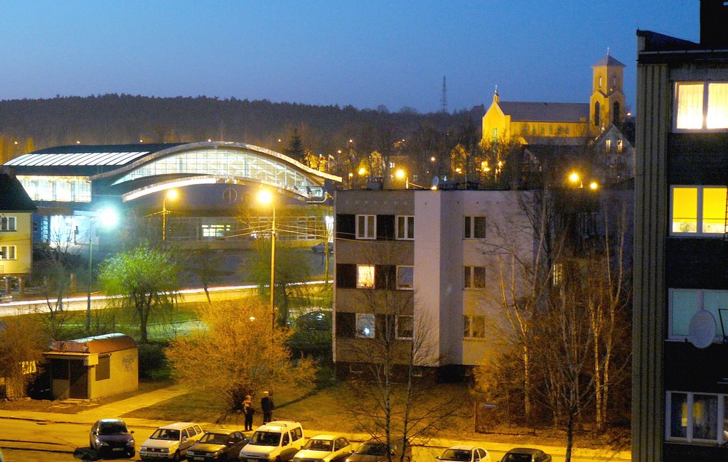 Hala sportowa  i Ostra Brama wieczorową porą