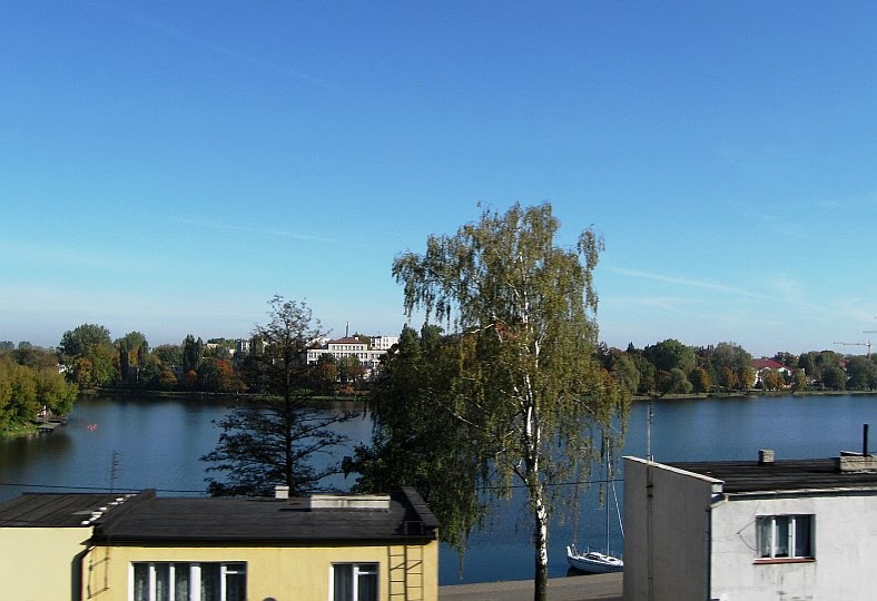 widok z okna wagonu kolejowego - Iława - jezioro Jeziorak