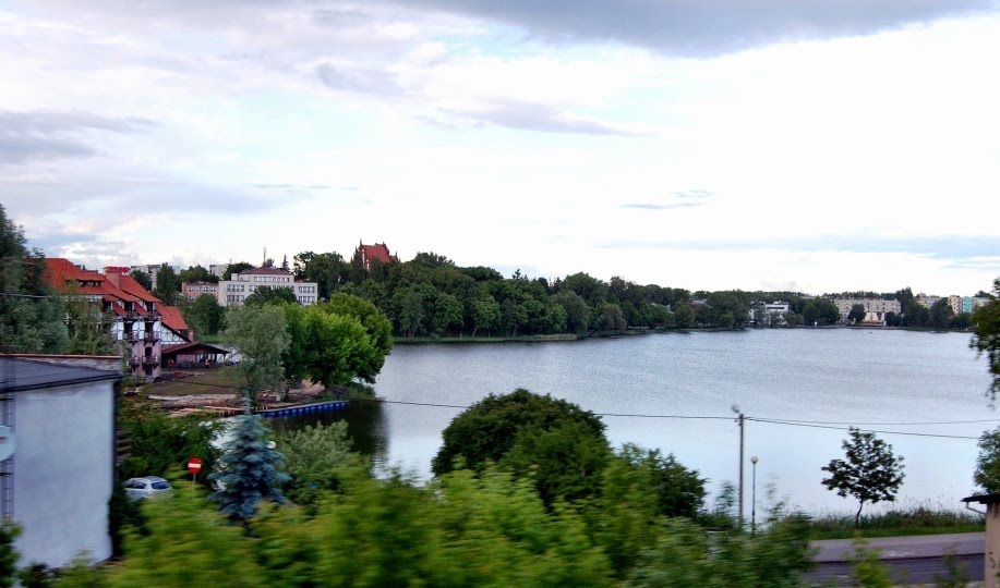 widok z okna wagonu kolejowego... Iława - jezioro Jeziorak