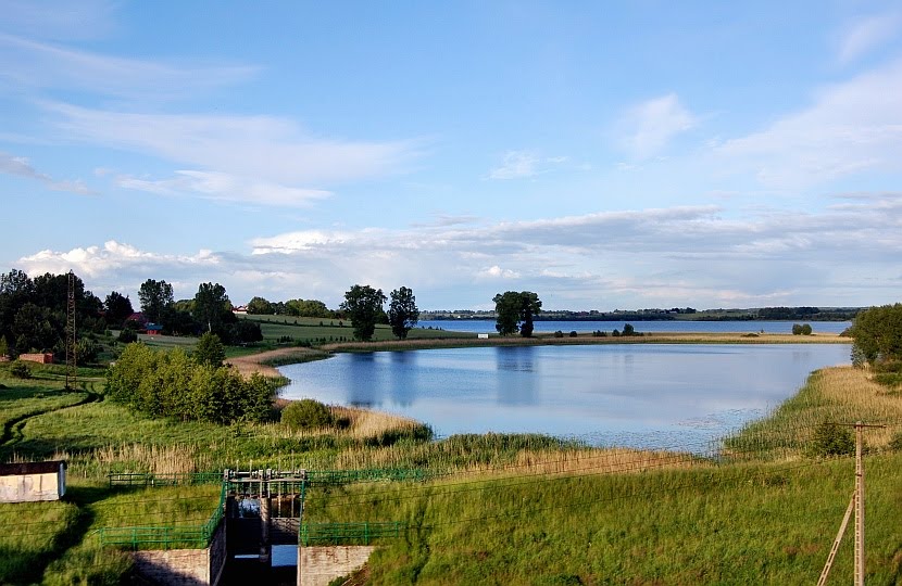 widok z okna wagonu kolejowego... Iława - jezioro Jeziorak