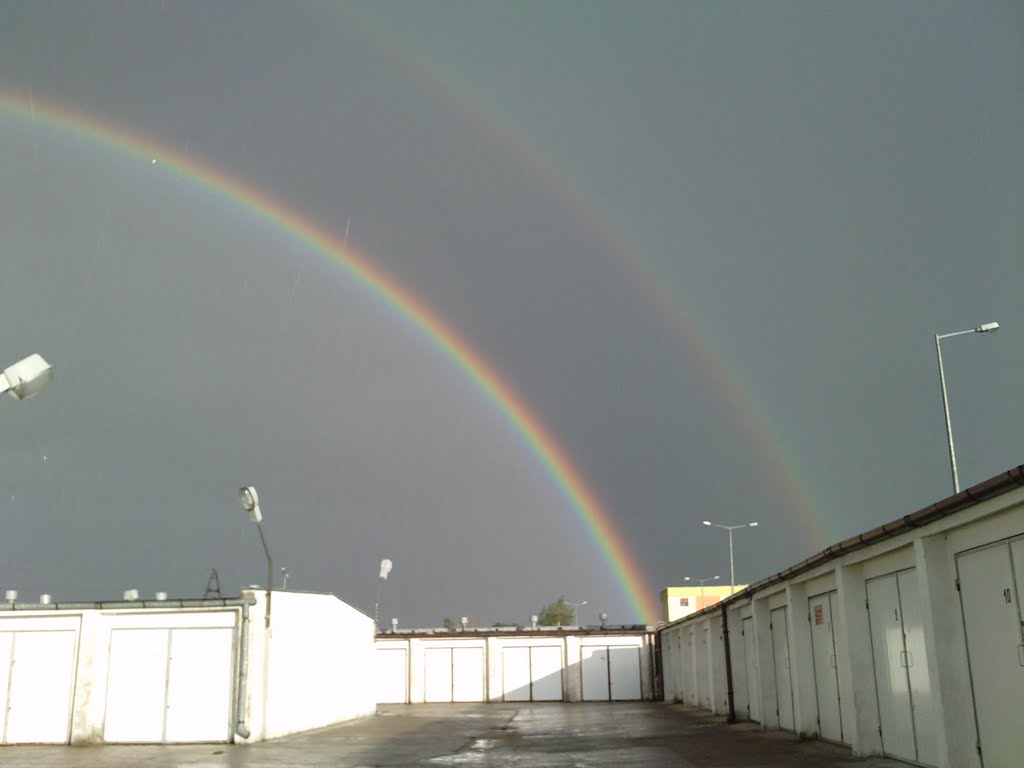 Tęcza nad Kołem widok z ul. Różanej, garaże.