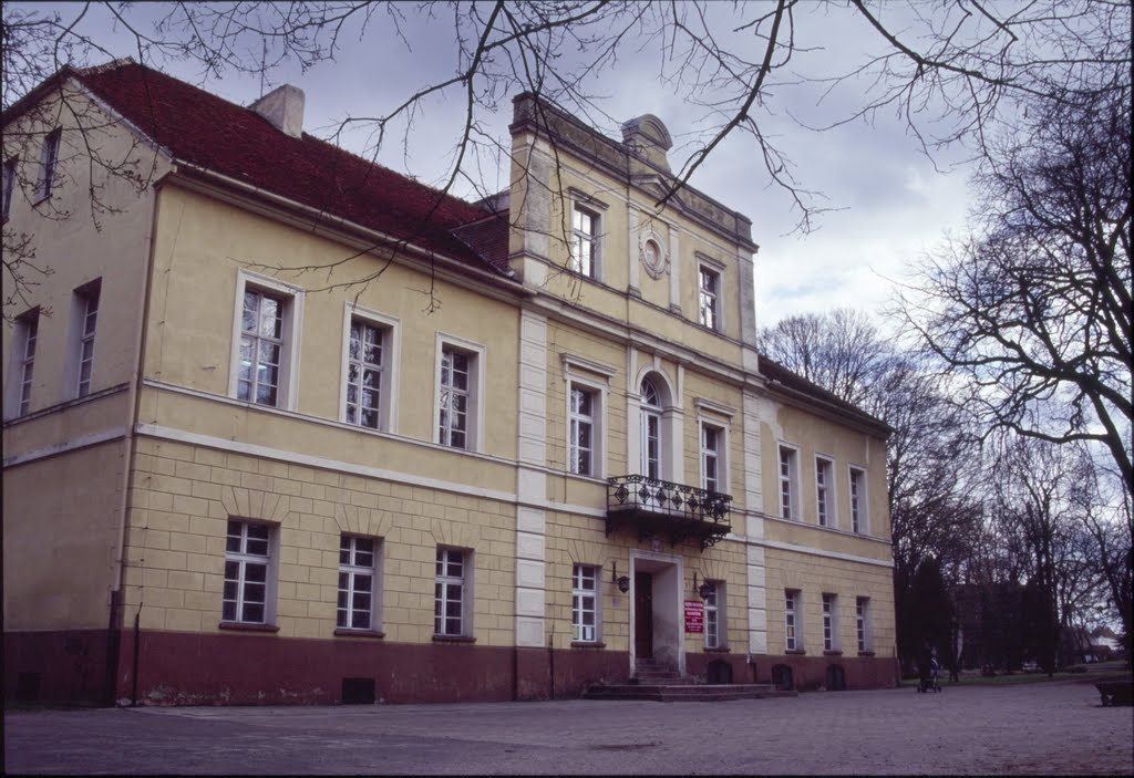 Budynek w miejscu zamku w Krotoszynie (www.zamki.pl)