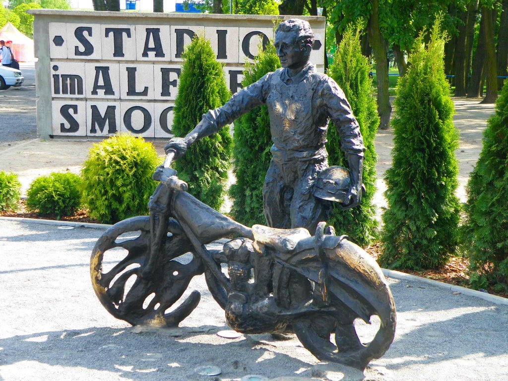 Leszno: 17-go Stycznia - pomnik A.Smoczyka