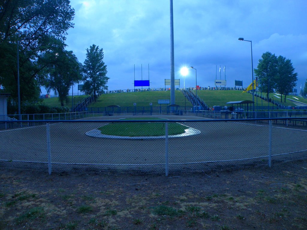 Leszno: 17-go Stycznia - tor speedrowerowy, za nim Stadion A.Smoczyka