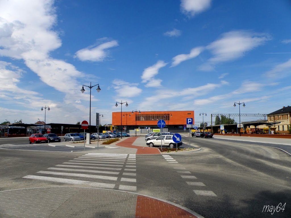 Leszno: Dworcowa - widok na wyremontowany budynek dworca PKP