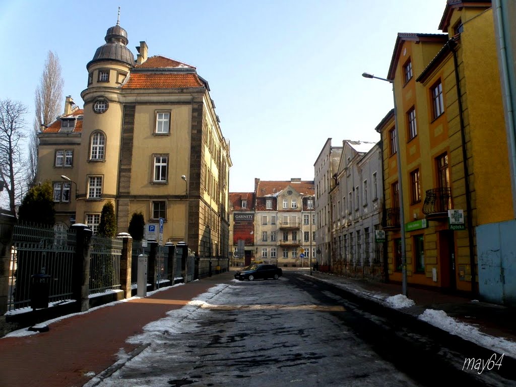 Leszno : Skarbowa - widok na bunynek banku po lewej i nieistniejącą przychodnię po prawej