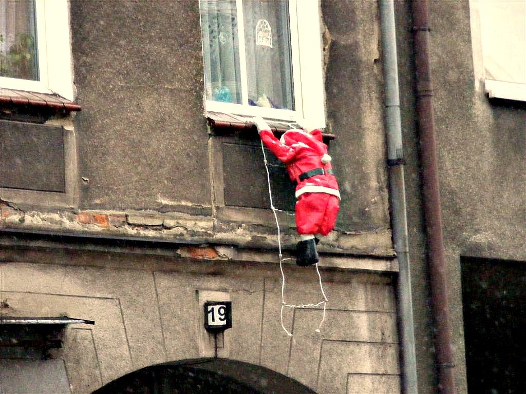 Leszno.Mikołaj wchodzący po drabinie.Nicholas entering the ladder