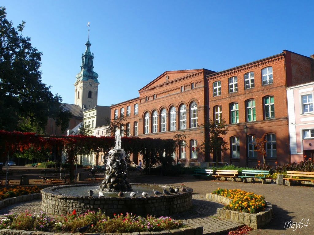 Leszno : pl Metziga - widok na : budynek Sz.P. nr 3 oraz wieże kościoła pw. św. Krzyża