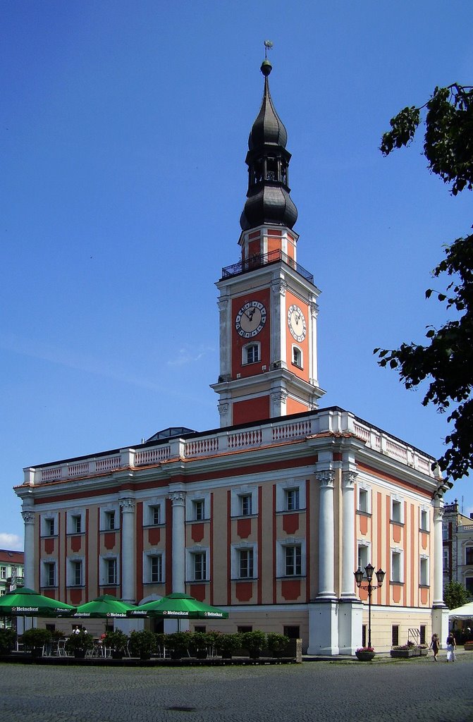 Barokowy,trzykondygnacyjny ratusz,w dzisiejszym kształcie z lat 1707-08( dzieło wybitnego włoskiego architekta Pompeo Ferrari).Budowla ta charakteryzuje się pięknym wystrojem ścian. Na frontonie widnieją między innymi herb Leszna z 1639r. oraz herb Wienia