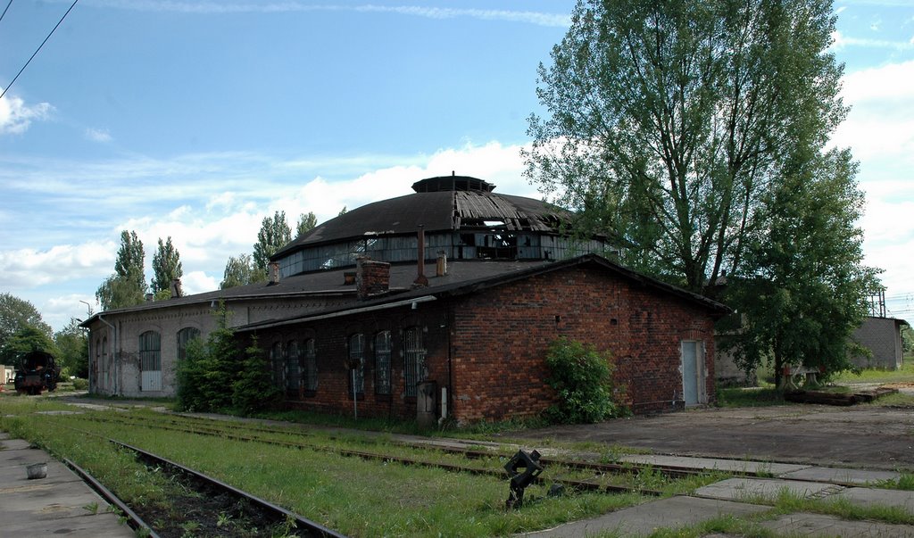 Zabytkowa (1870-1874) parowozownia, tzw. "okrąglak" na terenie dworca kolejowego w Pile; [Old (1870-1874) railway roundhouse on the railway station in Piła]