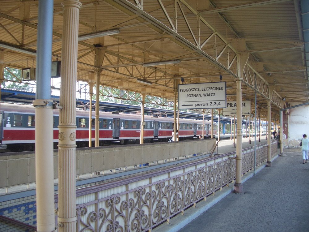 Schneidemühl Hauptbahnhof. Züge nach Bromberg, Neustettin, Posen und Deutsch Krone