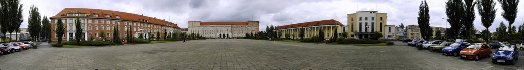Piła - Pl.Staszica: widok na Urząd Miasta w Pile, Szkołę Policji oraz Pilski Dom Kultury (panorama 12167*1641 px)