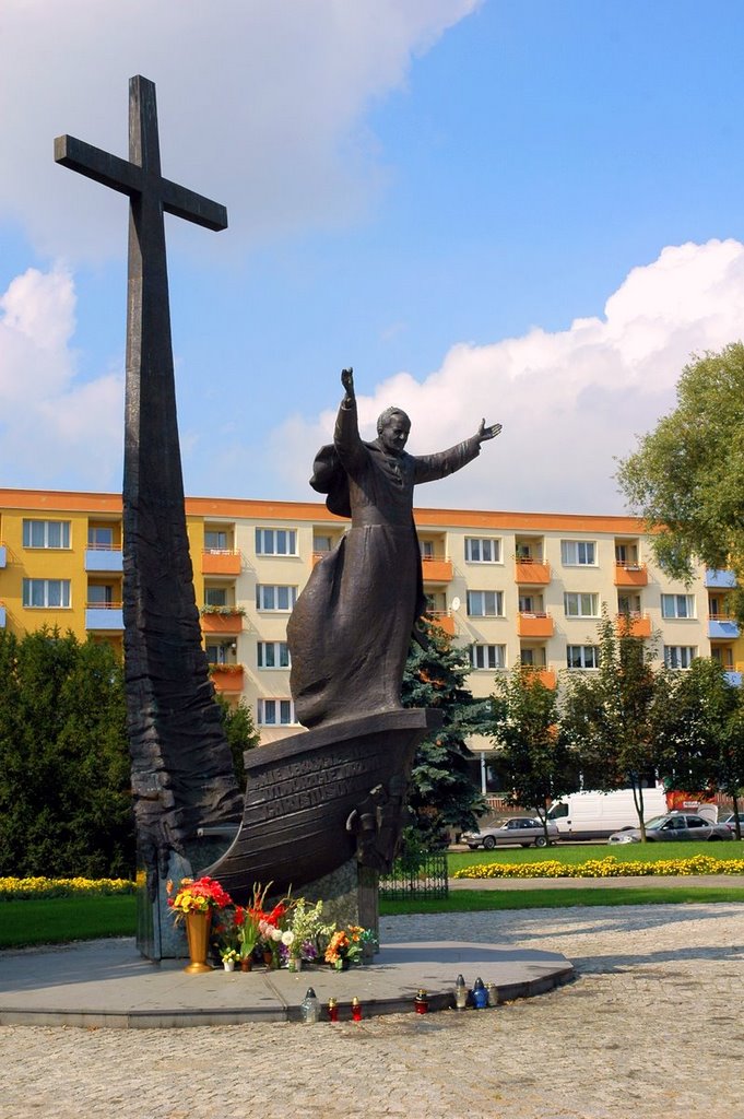 Piła - Plac Zwycięstwa: pomnik Jana Pawła II