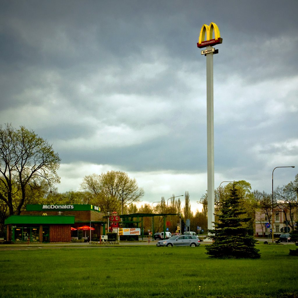 Piła: (prawdopodobnie) pierwszy na świecie "zielony" McDonalds. Piła, probably the first green McDonalds on the world.