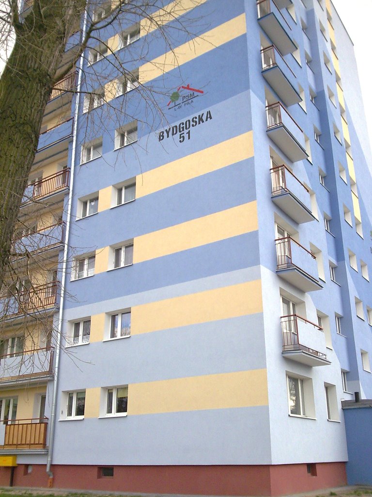 Żółto - niebieski wieżowiec przy ulicy Bydgoskiej