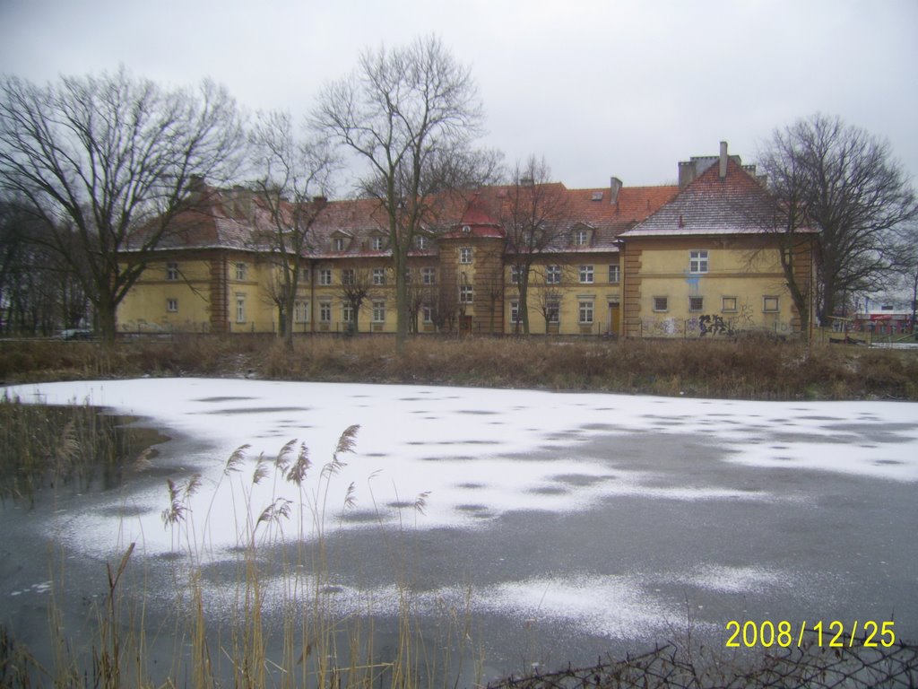 Dom dziecka od tyłu