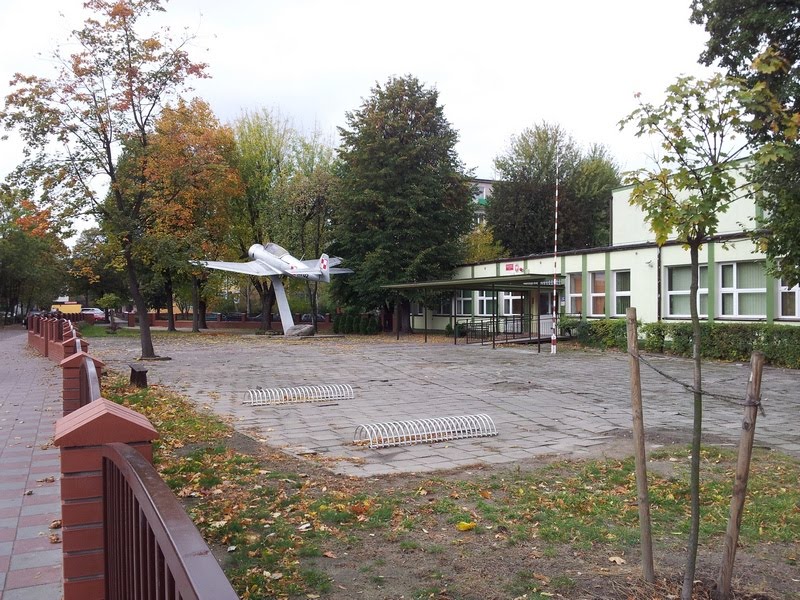 Turek - samolot przed gimnazjum nr 1