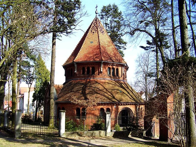Cerkiew Świętej Trójcy.Świątynia jest byłą ewangelicką kaplicą cmentarną pochodzącą z XIX wieku,przekazaną w 1947 roku na własność parafii prawosławnej.Wewnątrz ikonostat pochodzący z rozebranej cerkwi na lubelszczyźnie.