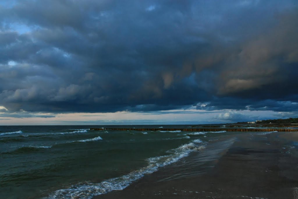 Plaża i nowe ostrogi brzegowe.