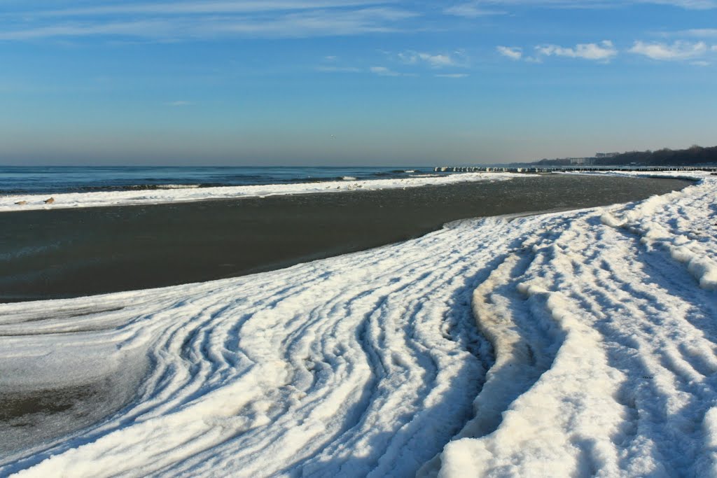 Plaża wschodnia w Kołobrzegu zimą.