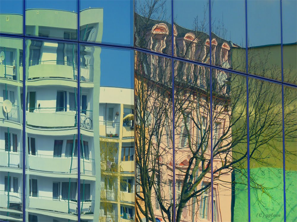 (2) In der Stadt - Spiegelungen / In the City - Reflexions