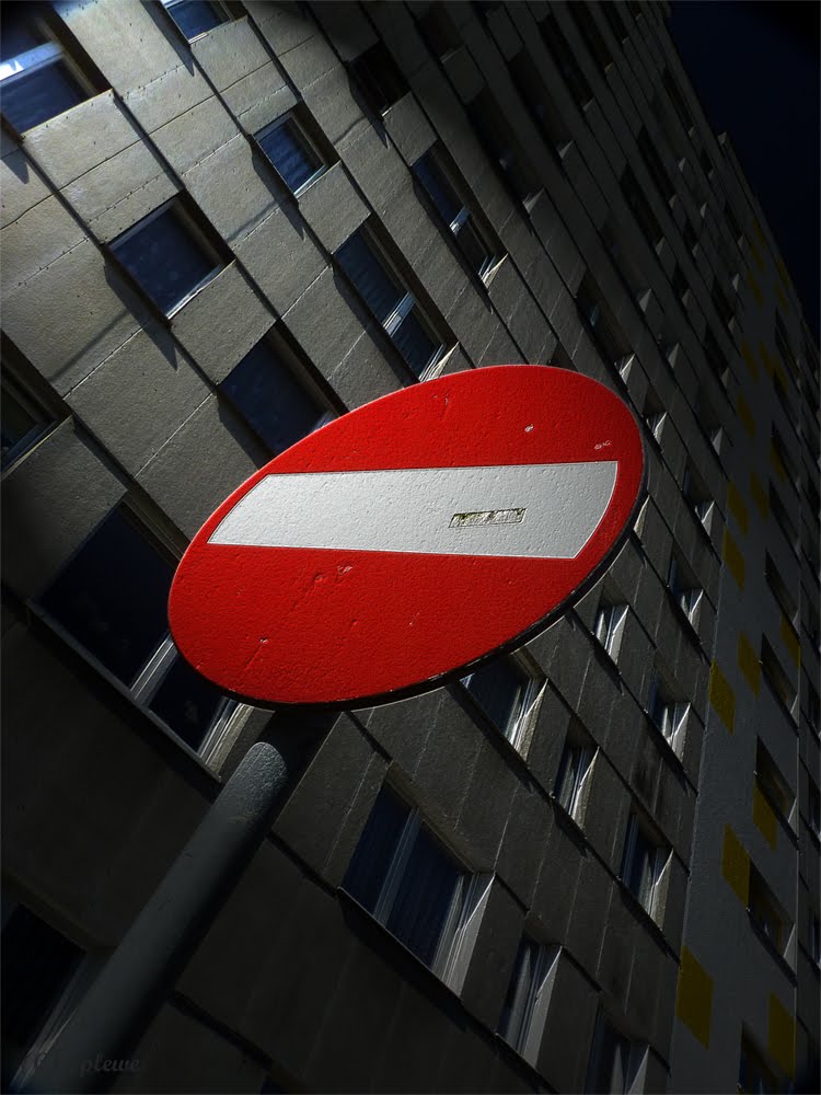 Schild vor Fassade