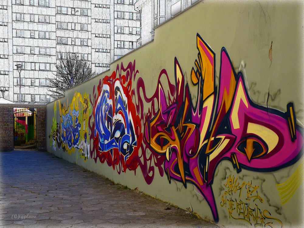 Die Mauer vor der Fassade