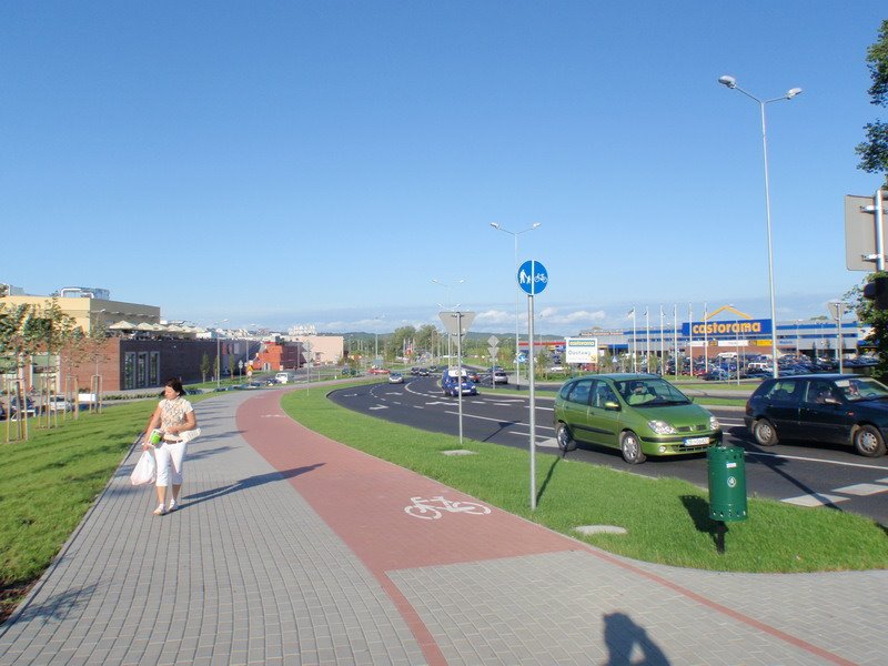Castorama on the right and Forum Mall on the left