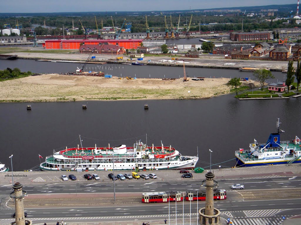 Szczecin-Port  JACHTOWY  w  BUDOWIE...(2014/05/19) u stóp Wałów Chrobrego szczecińska  Restauracja  ,Hotelik na wodzie  ŁADOGA....oraz  Polski statek  SZKOLNY   AKADEMII  MORSKIEJ  Szczecin-Polska...