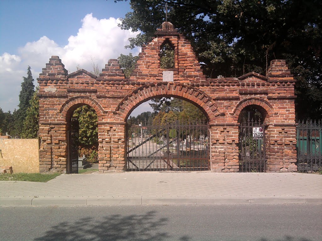 Łask - Brama cmentarna z pocz.XIX wieku.