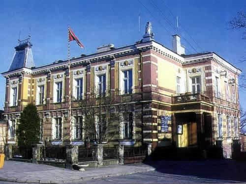 Pałacyk siedziba Urzędu Miejskiego ( wzniesiony w 1912r)