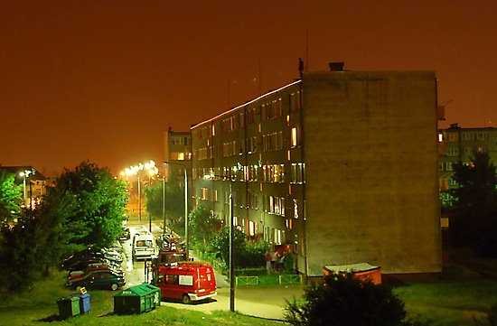 Nocny gość na dachu bloku przy ulicy Skłodowskiej 14