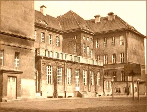 ul.Pułaskiego - budynek II LO im.Królowej Jadwigi /autor zdjęcia nieznany/