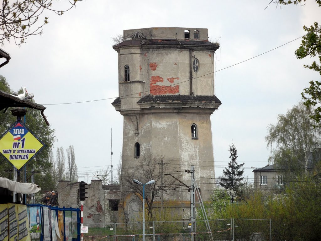 Kolejowa wieża ciśnień-2011 rok - widok z ulicy Mlodzowskiej