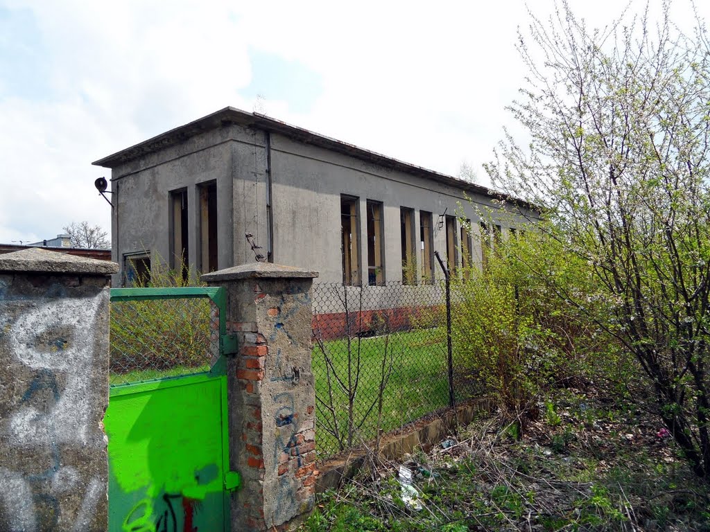Podstacja zasilająca trakcje PKP- chyba nieczynna, wygląda na opuszczoną