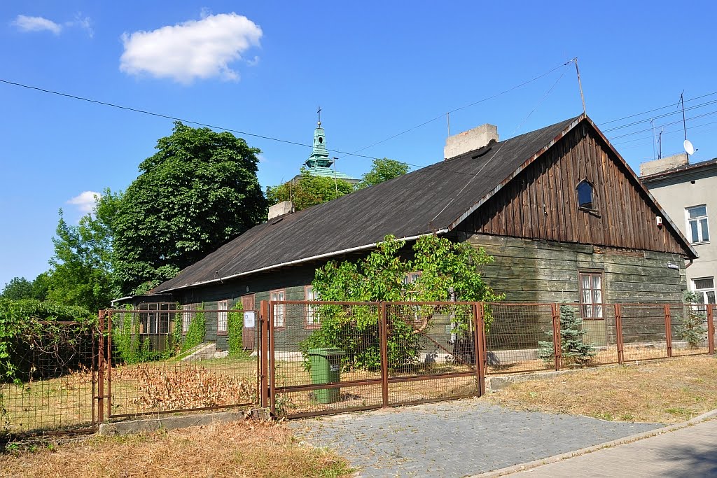 Modrzewiowy dworek XIX w Skierniewice /zk