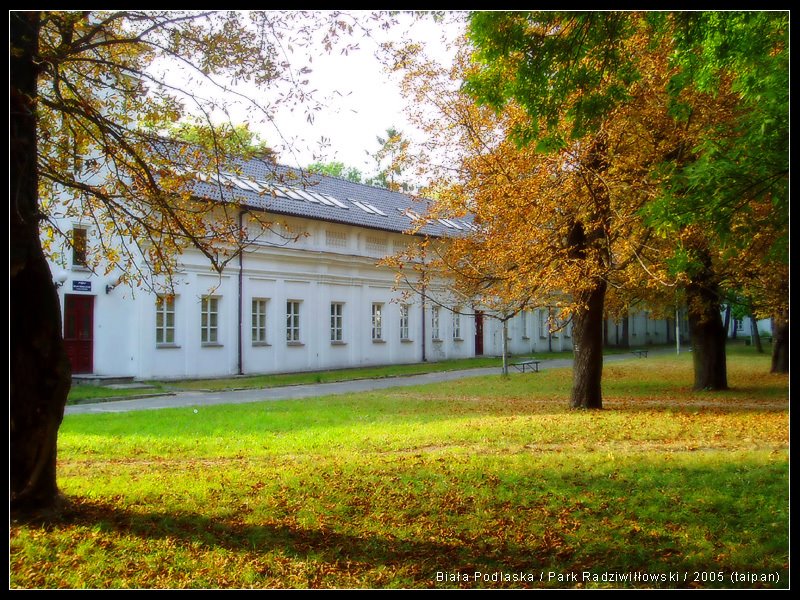 Oficyna Zachodnia w Parku Radziwiłłowskim jesienią