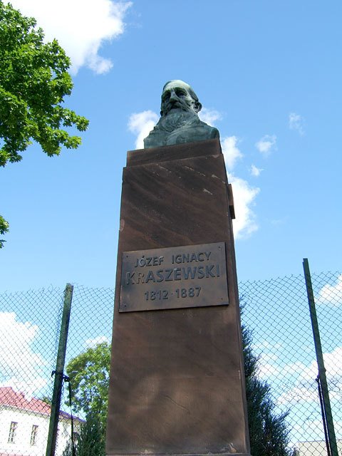 Pomnik J.I.Kraszewskiego przyskrzyżowaniu ulic Warszawskiej i Zamkowej