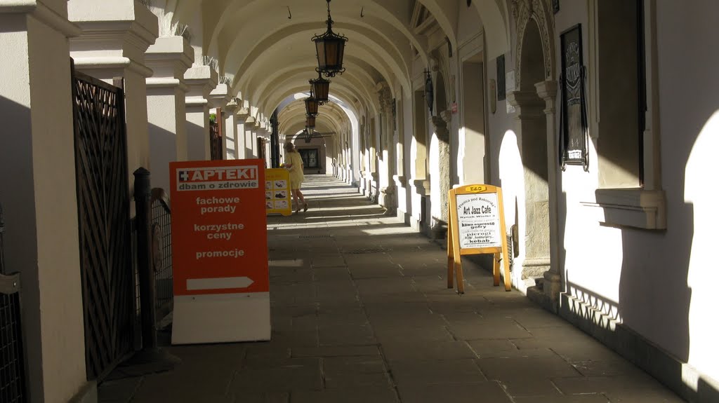 Zamośc. Podcienia kamieniczek na Rynku Wielkim