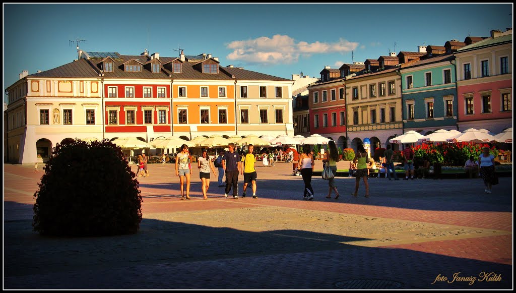 Zamość - Rynek Wielki w promieniach zachodzącego słońca