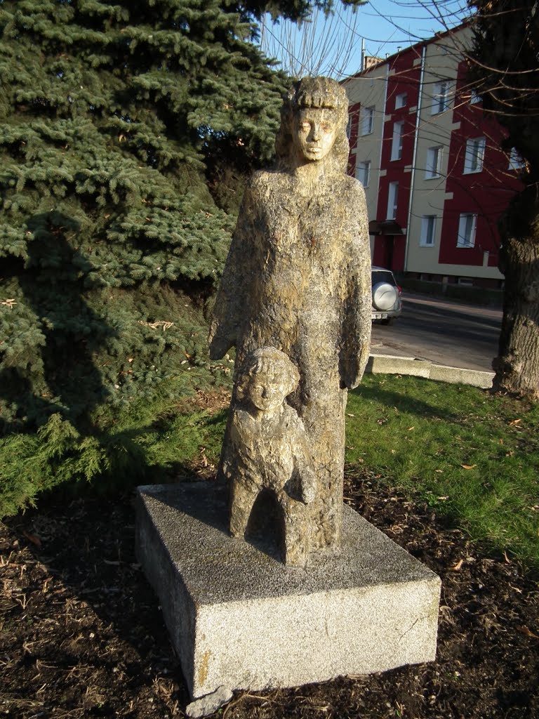 Rzeźba matki z synem przy budynku USC w Kraśniku