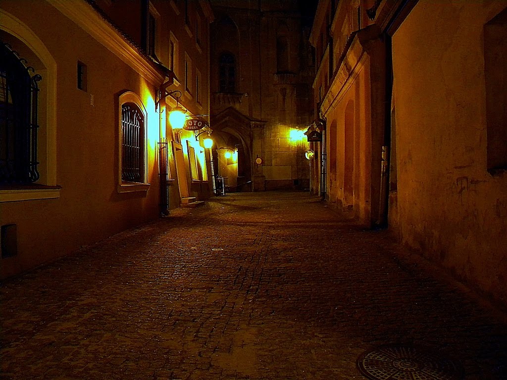 Lublin nocą (Poland), Stare Miasto, przejście przez Wieżę Trynitarską