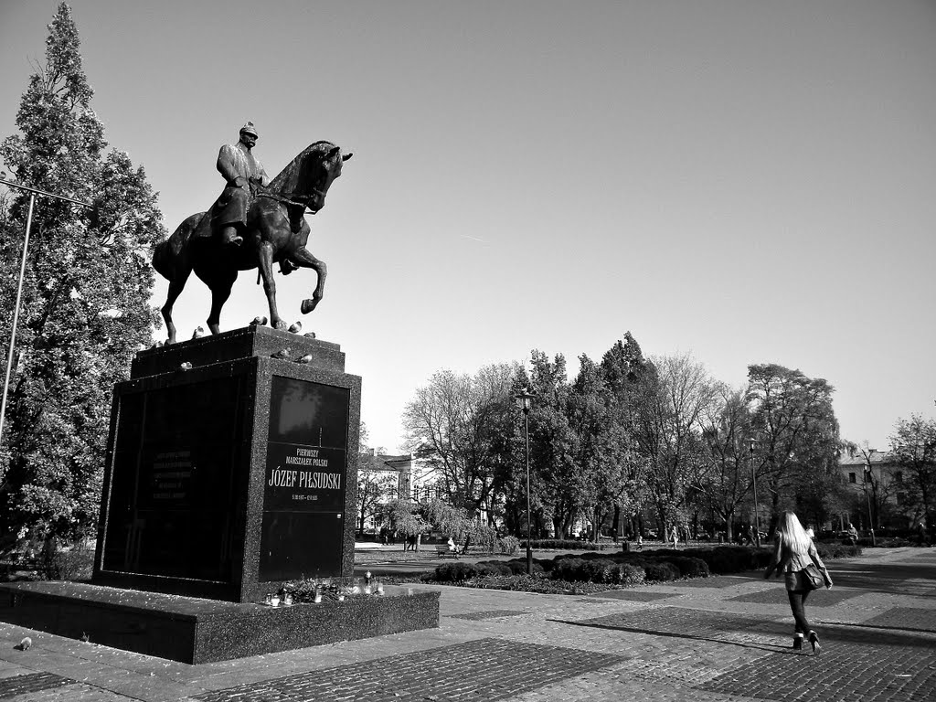 Lublin - pomnik marszałka Józefa Piłsudskiego na Placu Litewskim / statue of Marshal Jozef Pilsudski Square Lithuania