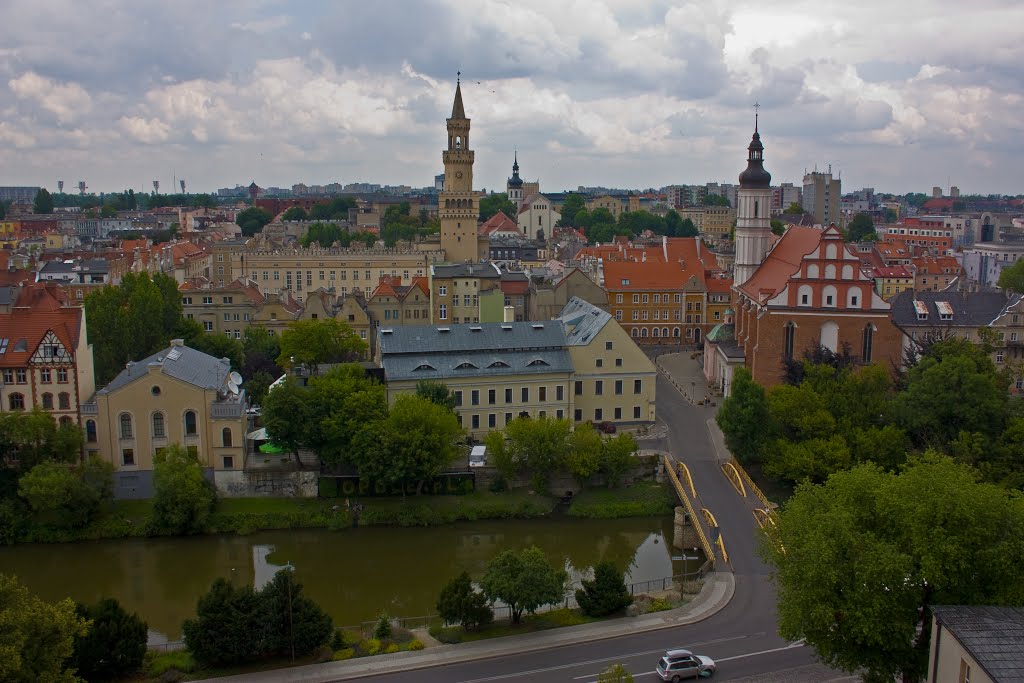 Opole, widok z Wieży Piastowskiej u dołu most zamkowy na Młynówce, Dawna Synagoga, Archiwum Państwowe, Ratusz i Kościół Św. Trójcy