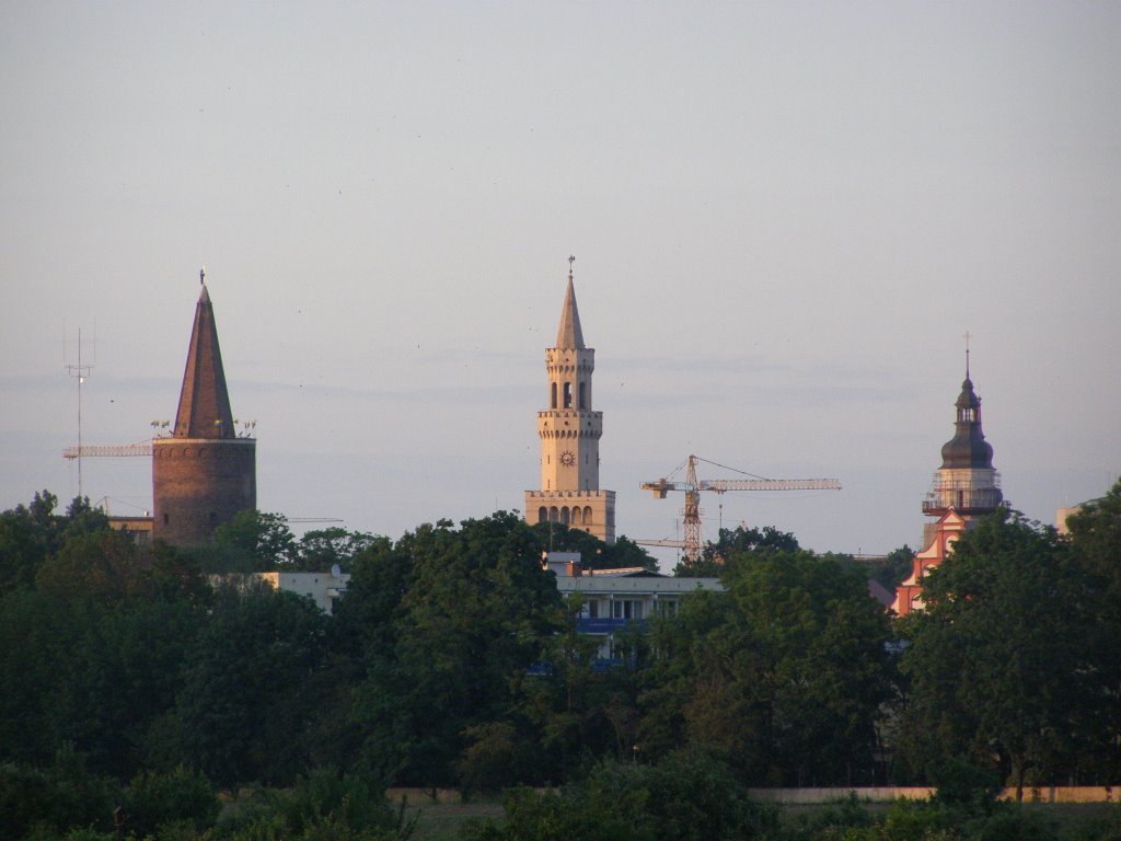 Widok znad Odry na trzy wieże - Piastowską, Ratuszową oraz Franciszkanów (kościół)
