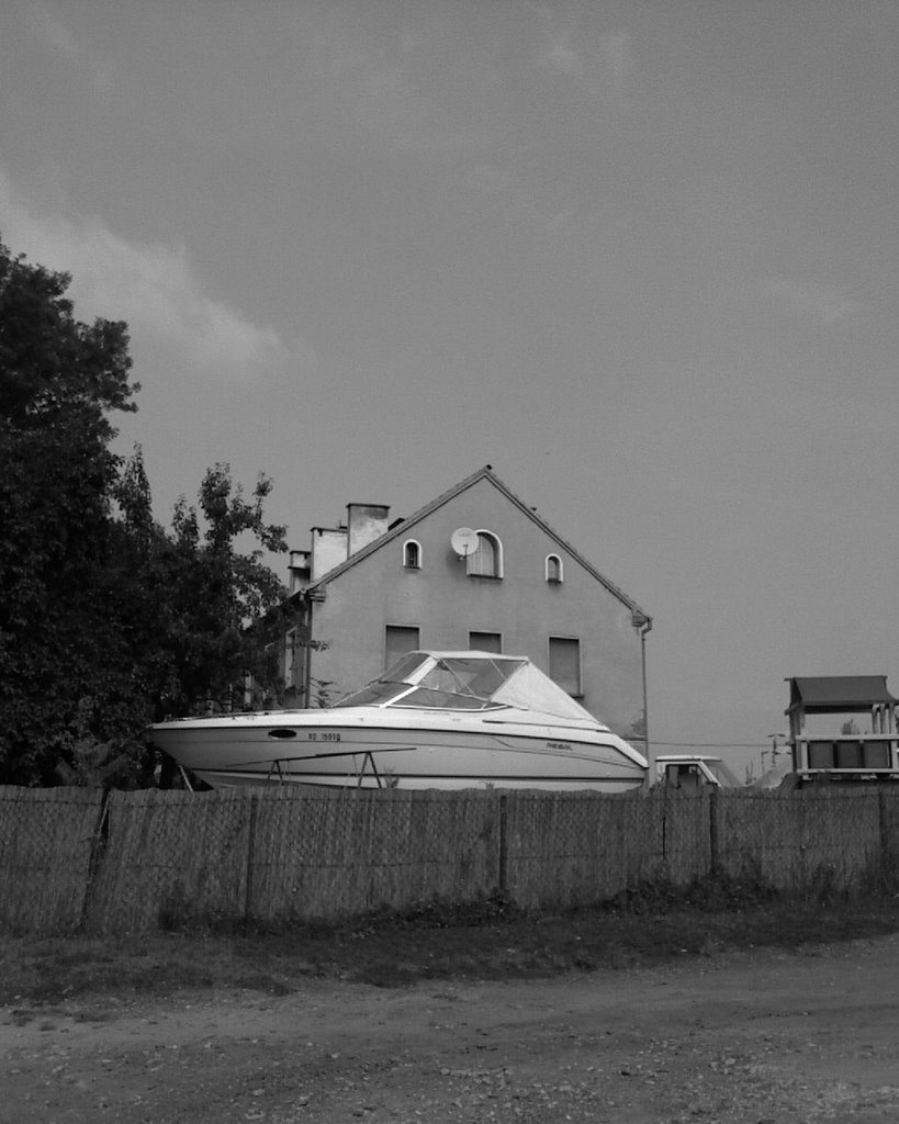Motorówka na Rogach za płotem (ul.Główna)